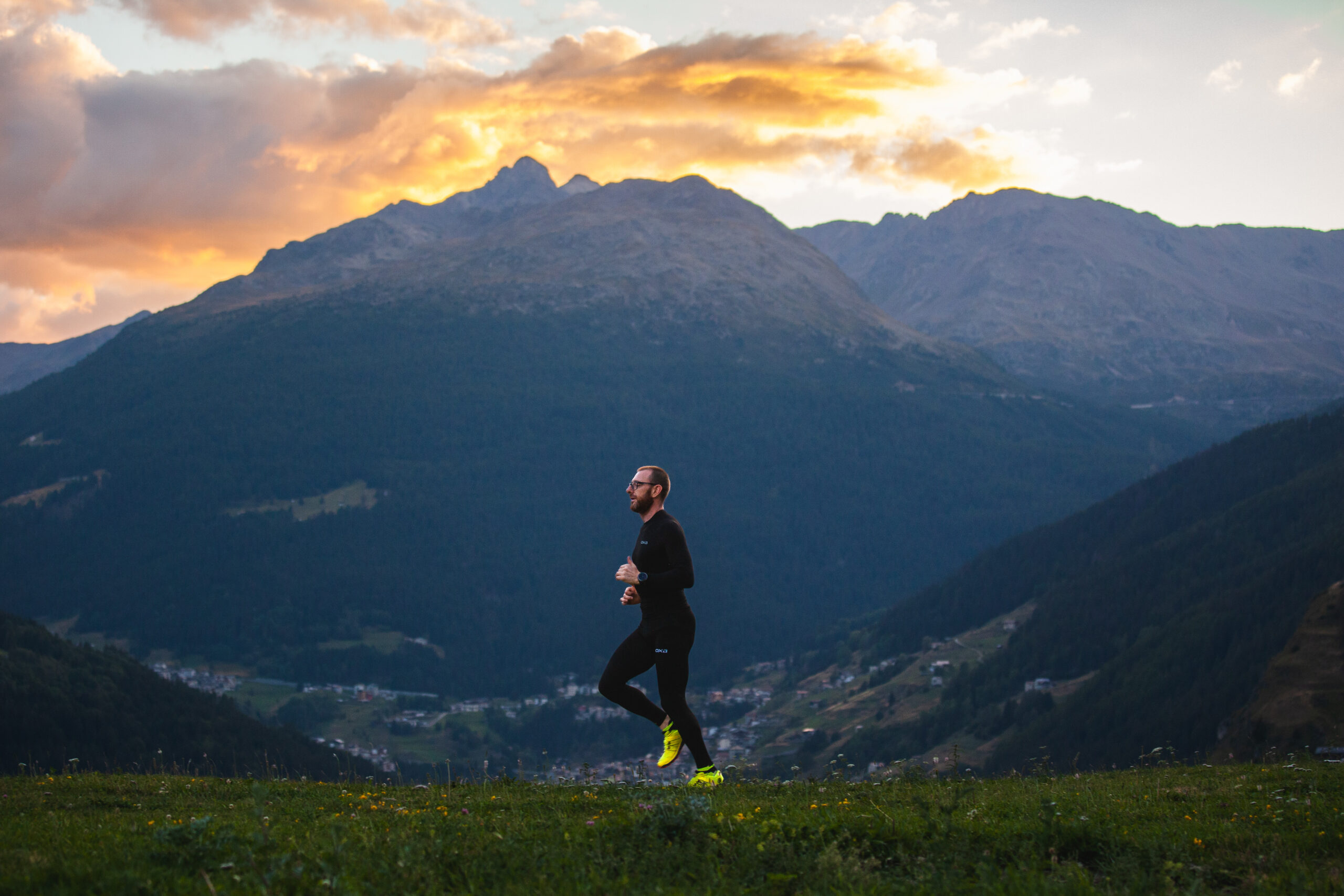 Maurizio Seneci corre con le montagne sullo sfondo