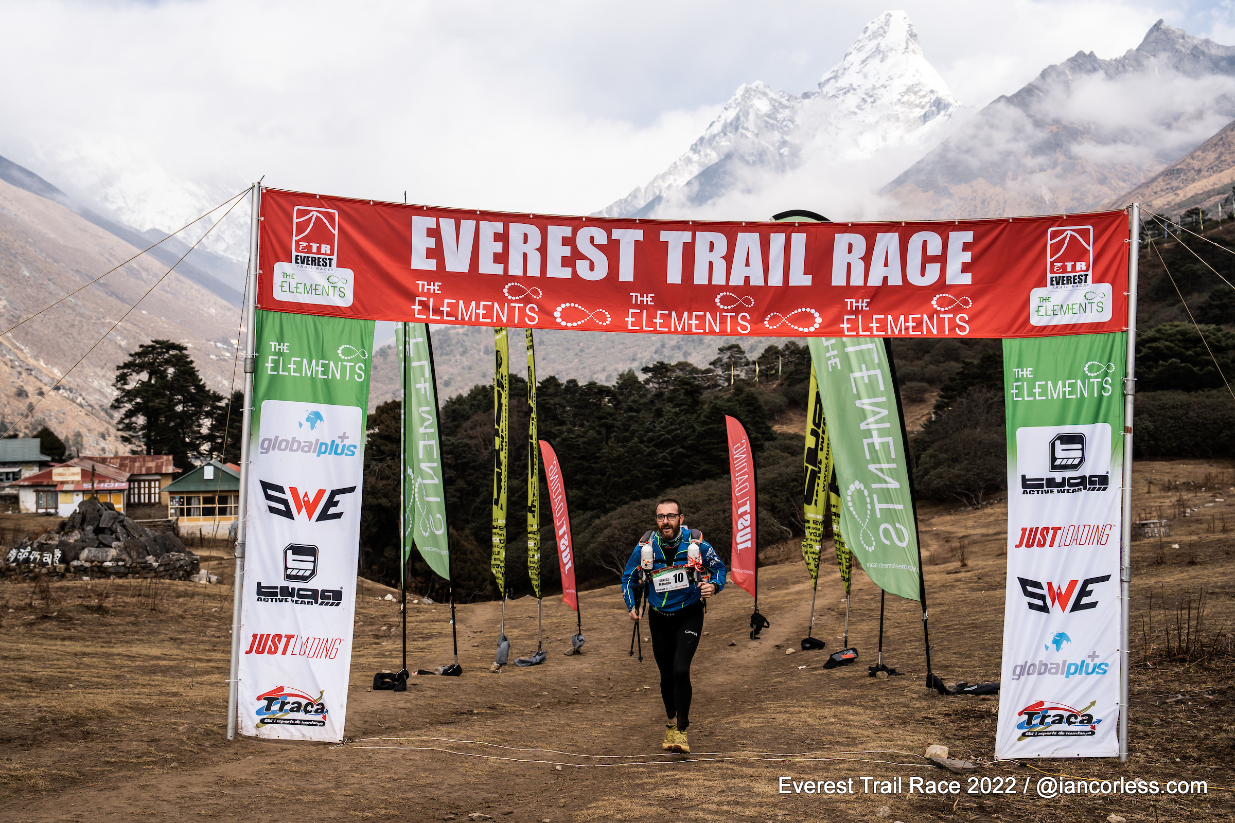 Maurizio Seneci all’arrivo dell’Everest Trail Race 2022, sotto l’arco della gara.