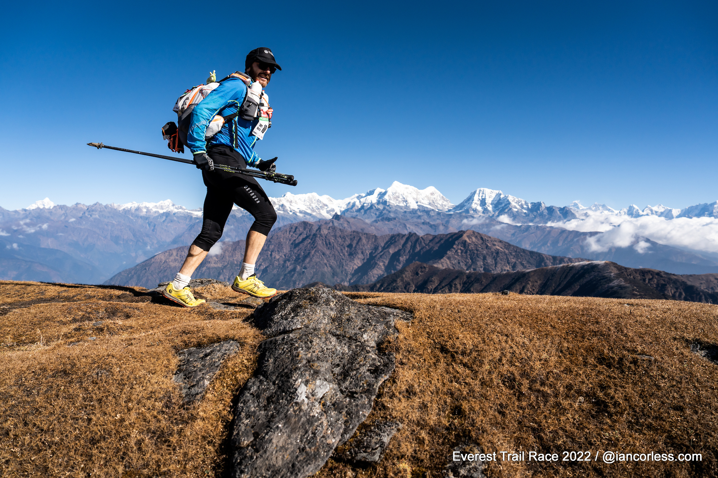Maurizio Seneci durante l’Everest Trail Race 2022, con le montagne sullo sfondo